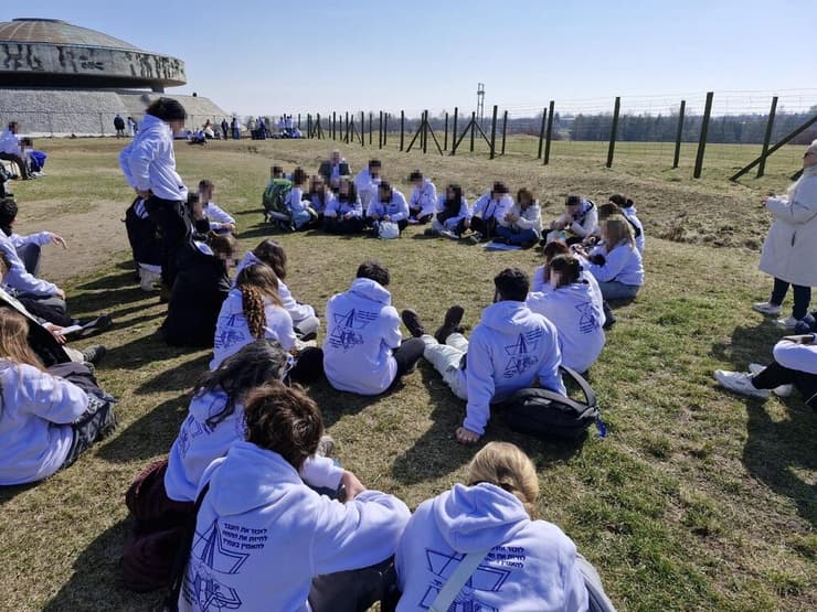 אנחנו כאן, צעירים וצעירות יהודים במחנות ההשמדה - ואנחנו בחיים! (צילום: בית אקשטיין מקבוצת דנאל) הדרכה במיידנק