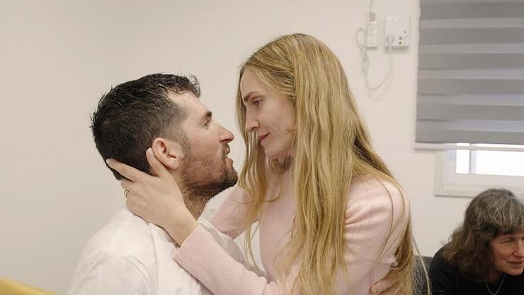 שגיא דקל חן מתאחד אחרי השחרור עם אשתו אביטל. כשיש עוד חטופים, הפצע עדיין פתוח (צילום: דובר צה"ל) שגיא דקל חן מתאחד אחרי השחרור עם אשתו אביטל