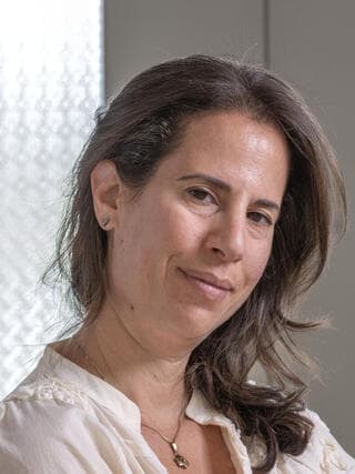 שירי עמית (צילום: יובל חן) שירי עמית, עם מנה שהכינה בהשראת הספר 'מהמטבח באהבה'