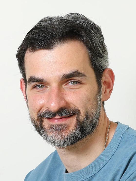 איתי דגן, עם מנה שהכין בהשראת הספר 'מהמטבח באהבה' (צילום: דנה קופל) איתי דגן, עם מנה שהכין בהשראת הספר 'מהמטבח באהבה'
