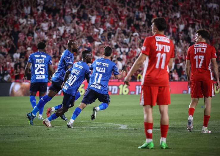 נכשלו בריאיון העבודה לגמר. שחקני הפועל ת"א רואים את באר-שבע חוגגת (צילום: עוז מועלם) הפועל באר-שבע ארנולד גריטה הפועל ת"א