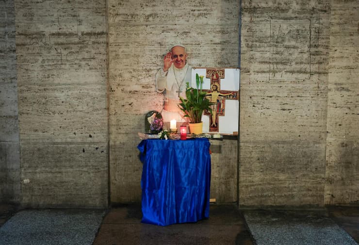 יום אחרי מות ה אפיפיור פרנסיסקוס פרנציסקוס פינת הנצחה מאולתרת ליד כיכר פטרוס הקדוש ותיקן