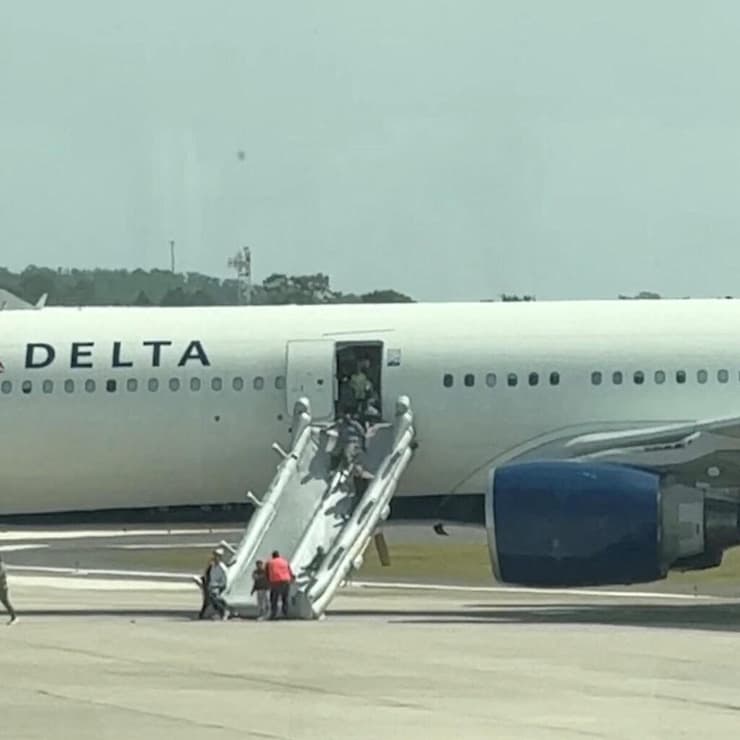 נוסעי המטוס מתפנים דרך מגלשות החירום (dylangwall via REUTERS@) נוסעי המטוס מתפנים דרך מגלשות החירום