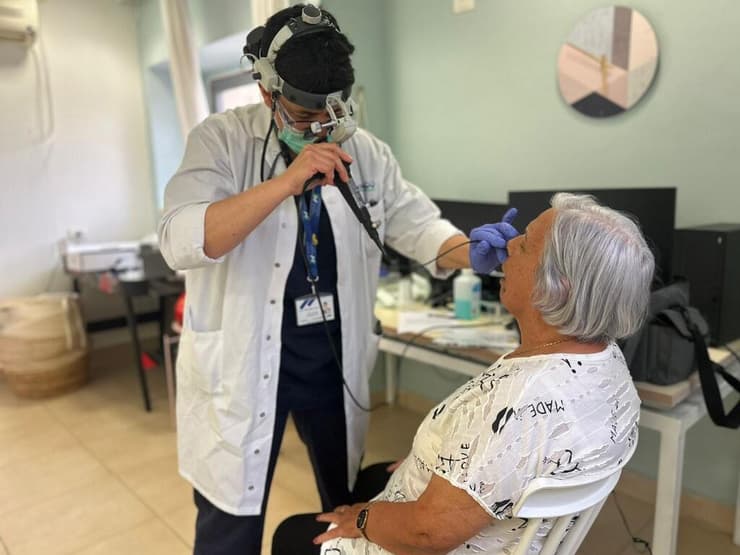 שורדי שואה זוכים לטיפול ממתנדבי עמותת "למענם – רופאות ורופאים למען שורדי השואה" (צילום: באדיבות "למענם") שורדי שואה זוכים לטיפול ממתנדבי עמותת "למענם – רופאות ורופאים למען שורדי השואה"