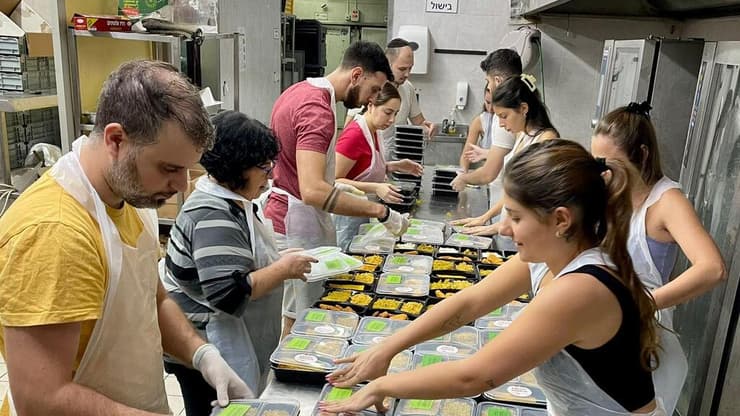 מתנדבי עמותת "לחיות בכבוד"