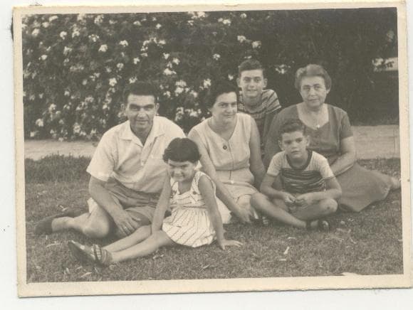 מימין למעלה: יוזפינה, אריה, מרים וצזר. שורה שנייה, מימין: עמיחי ונורית. 1956, נהריה