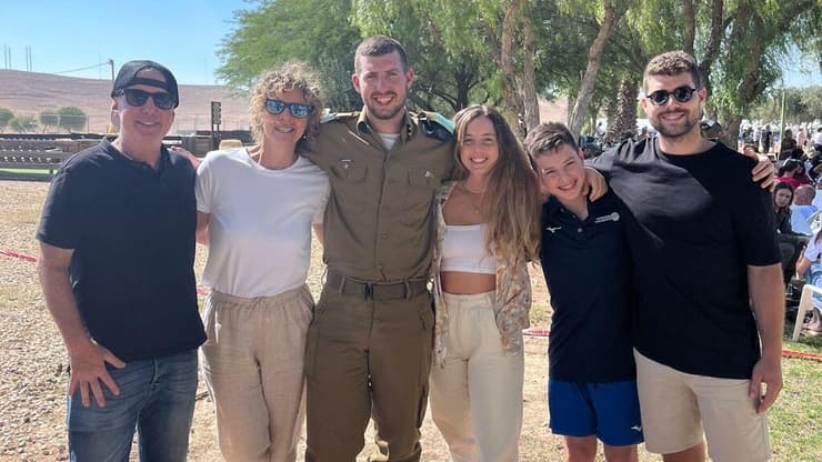 משפחת נבון בסיום קורס קצינים של ניקו. מימין לשמאל: עדן, תומי, סול, ניקו, אמא קרינה ואבא יובל (צילום: אלבום משפחתי) משפחת נבון בסיום קורס קצינים של ניקו. מימין לשמאל: עדן, תומי, סול, ניקו, אמא קרינה ואבא יובל