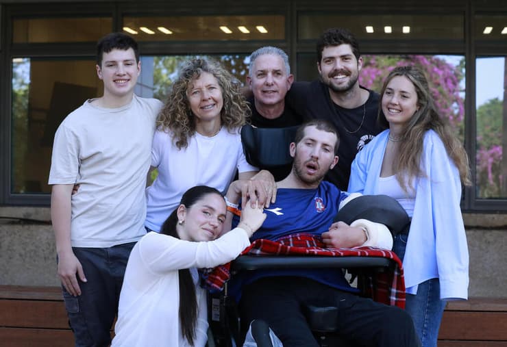 ניקו נבון עם משפחתו מימין לשמאל: סול, עדן, יובל, קרינה, תומי ולצדו זוגתו יסמין