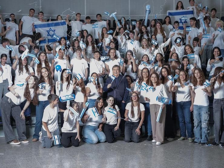 יהורם גאון ותלמידי רחוב העצמאות בראשון לציון