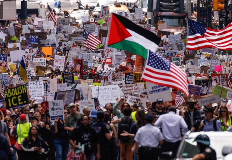 הפגנה מפגינים עם דגל פלסטין פרו-פלסטינים נגד טראמפ ב ניו יורק ארה"ב 19 באפריל
