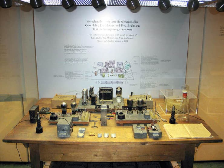 כימאי מוכשר ובעל שם שדחה הצעות עבודה מפתות כדי לא להצטרף למפלגה הנאצית. חלק מציוד המעבדה המקורי של שטרסמן בתצוגה במוזיאון הגרמני במינכן לציון 75 שנה לביקוע האטום (צילום: Versuchsaufbau_Hahn_Deutsches_Museum.jpg: Luidger, Wikipedia) כימאי מוכשר ובעל שם שדחה הצעות עבודה מפתות כדי לא להצטרף למפלגה הנאצית. חלק מציוד המעבדה המקורי של שטרסמן בתצוגה במוזיאון הגרמני במינכן לציון 75 שנה לביקוע האטום