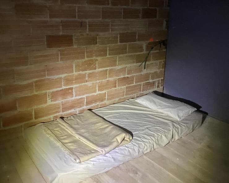 "באחת הסערות ישנתי במחסן בחווה של קהילה נוצרית" (צילום: אליאסף אליקים) "באחת הסערות ישנתי במחסן בחווה של קהילה נוצרית"