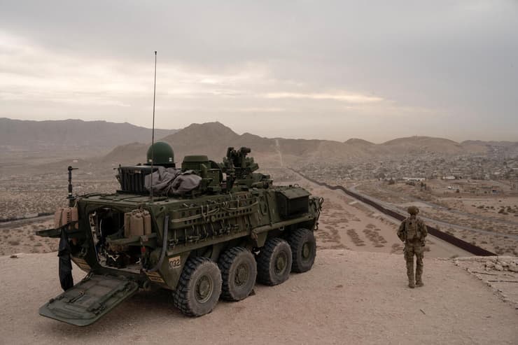משוריין של צבא ארה"ב ב גבול עם מקסיקו באזור ניו מקסיקו 27 במרץ מאבק נגד מהגרים הגירה מסתננים