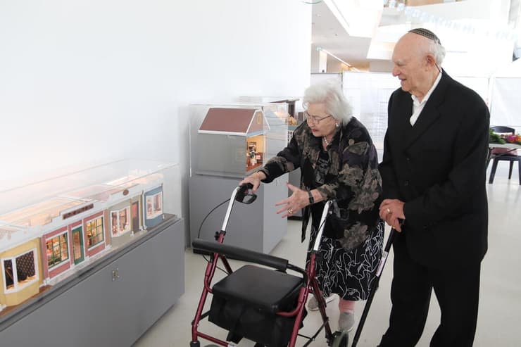 בני הזוג בתערוכת בתי הבובות במרכז הרפואי. "לשמח ילדים - זו שליחות" (צילום: דוברות מרכז שניידר לרפואת ילדים) בני הזוג בתערוכת בתי הבובות במרכז הרפואי. "לשמח ילדים - זו שליחות"