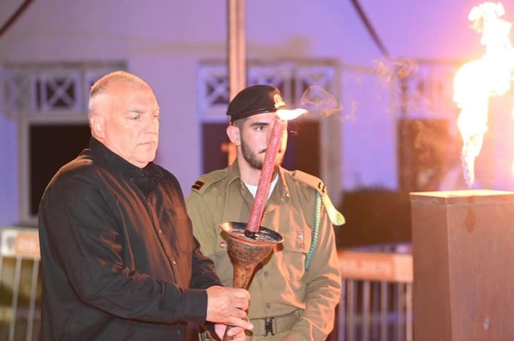 אייל אשל מדליק משואה בעצרת הממלכתית לפתיחת ארועי יום הזיכרון לשואה ולגבורה של מכון משואה בתל יצחק