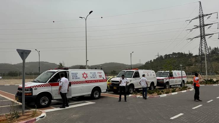 צובר אמבולנסים ליד איקאה בבית שמש בשל השריפה באזור