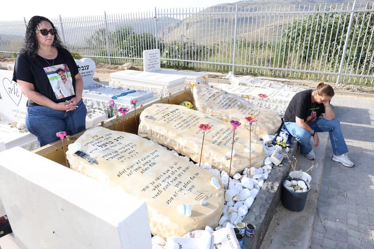 "בשלושתם ביצעו וידוא הריגה". קבריהם של נדב, גל ואופק בבית העלמין בבית אריה (צילום: שאול גולן) גל דנגורי, אופק רביע, נדב ברטל