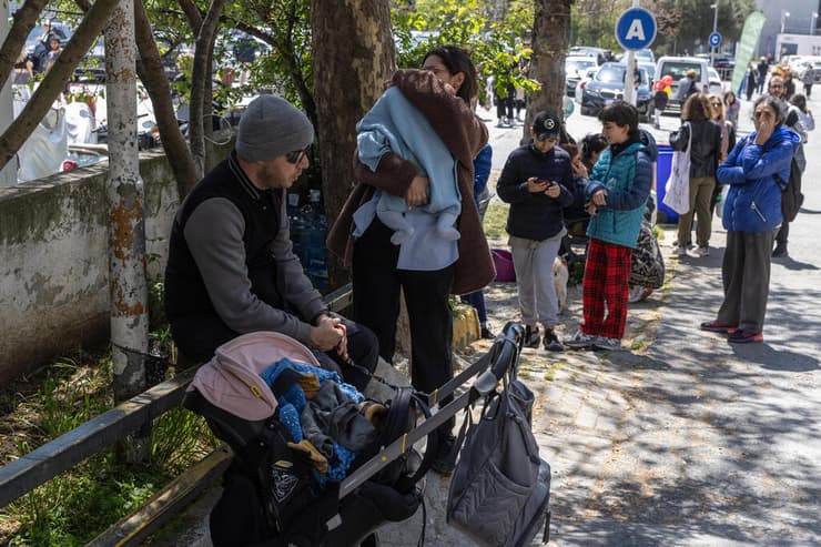 טורקיה איסטנבול תושבים ברחובות אחרי רעידת אדמה