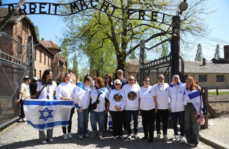 משלחת שורדי השבי ומשפחות החטופים (צילום: אלינור ללוש רותם/קרן מנומדין) משלחת שורדי השבי ומשפחות החטופים שהגיעו למצעד החיים באושוויץ