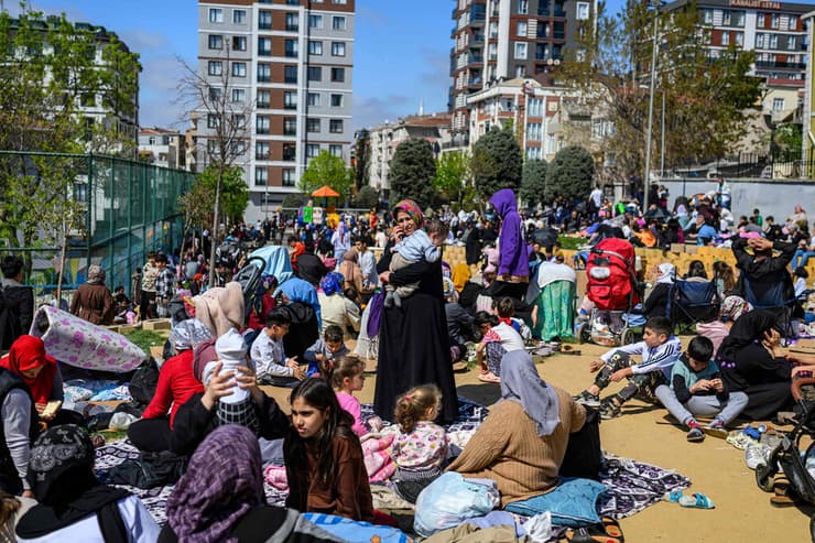 טורקיה איסטנבול תושבים ברחובות אחרי רעידת אדמה