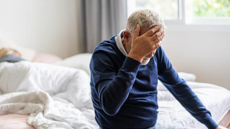 מחקר הראה כי מכשירי שמיעה הפחיתו את הסיכון לירידה קוגניטיבית ב-48% בקרב בני 84-70 (צילום: shutterstock) אלצהיימר