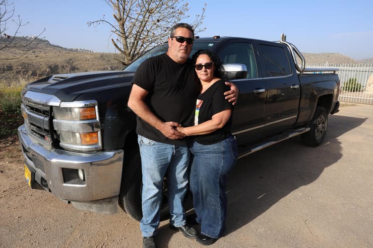 נטלי ברטל, אימו של נדב, עם אפי פדרמן, שעם הטנדר שלו - שמופיע ברקע - נסעו לחפש את הבנים (צילום: שאול גולן) גל דנגורי, אופק רביע, נדב ברטל