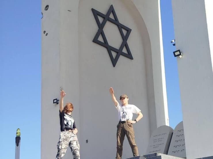 שניים מהצעירים ליד האנדרטה