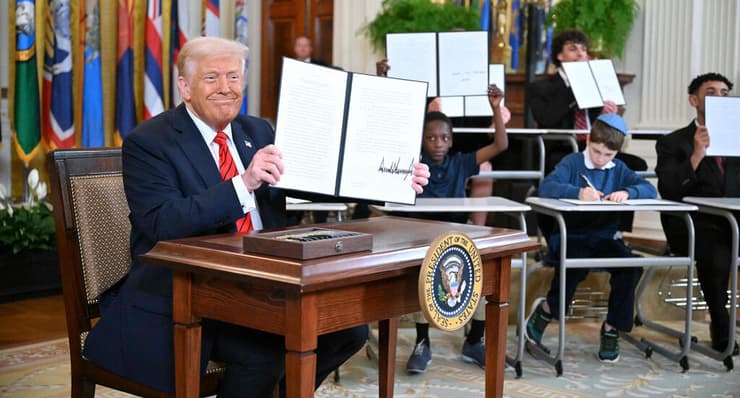 חותם על צו לסגירת משרד החינוך הפדרלי, באירוע עם ילדים בבית הלבן, 20 במרץ