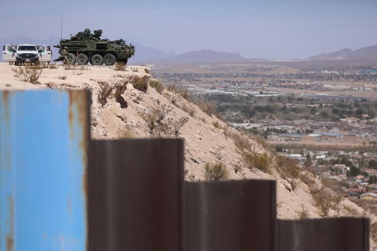 משוריין של צבא ארה"ב ב גבול עם מקסיקו באזור ניו מקסיקו 28 במרץ מאבק נגד מהגרים הגירה מסתננים