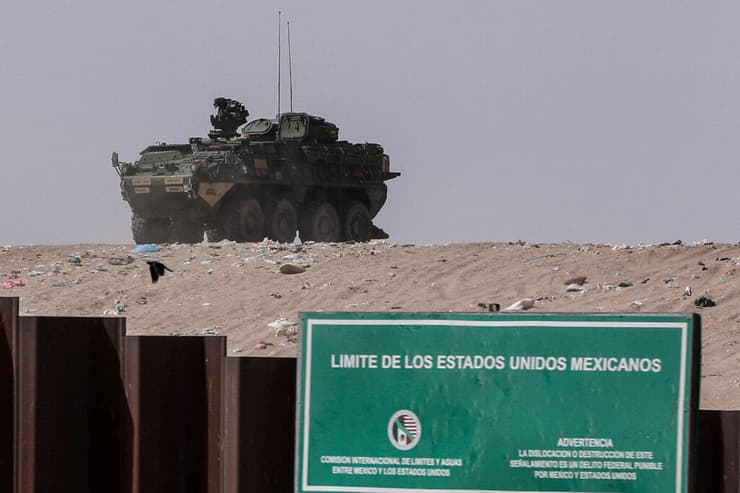 צילום: Herika Martinez / AFP משוריין של צבא ארה"ב ב גבול עם מקסיקו באזור ניו מקסיקו 28 במרץ מאבק נגד מהגרים הגירה מסתננים