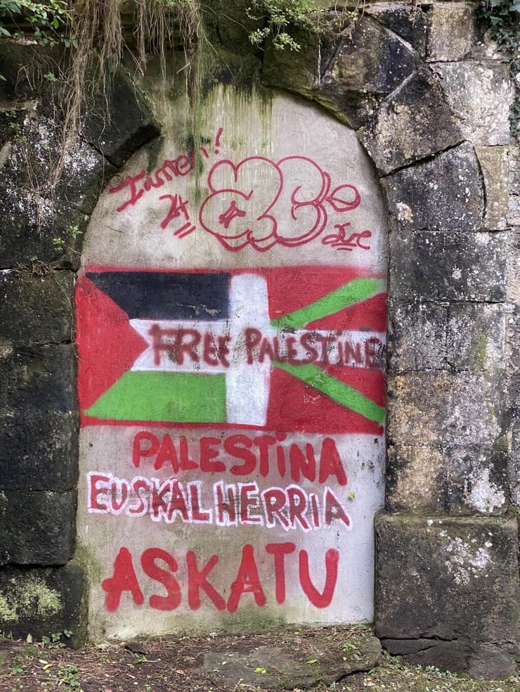 כתובות פרו-פלסטיניות - מראה נפוץ בחבל הבאסקים (צילום: אליאסף אליקים) כתובות פרו-פלסטיניות - מראה נפוץ בחבל הבאסקים