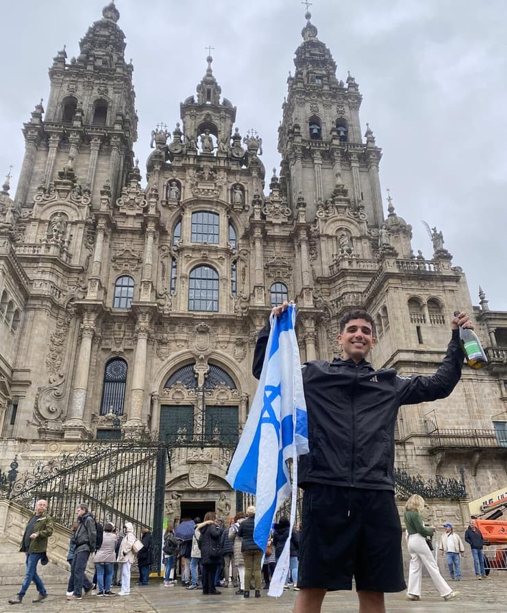 נתחיל מהסוף - אליאסוף עם דגל ישראל מחוץ לקתדרלת סנטיאגו דה קומפוסטלה, הנקודה האחרונה במסע (צילום: מתוך האלבום הפרטי) הרגע החגיגי בסוף המסלול
