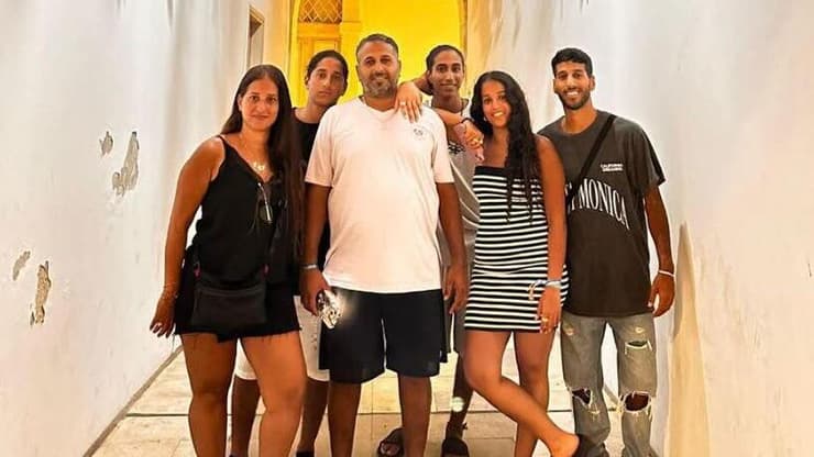  ברק צח, הצוללן שהותקף על ידי כריש ונהרג בחוף הים בחדרה בתמונה עם משפחתו