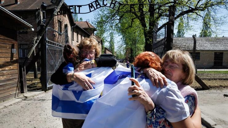 צילום: זיו קורן אגם ברגר ואורי מגידיש שורדות השבי ביחד עם איירין ששר וגיטה קויפמן שורדות השואה