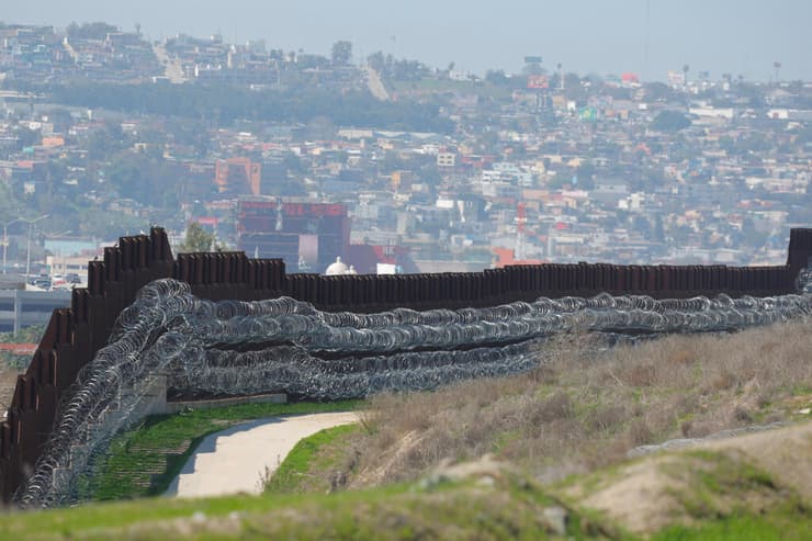 ארה"ב גדר גבול עם מקסיקו באזור סן דייגו 21 במרץ מאבק נגד מהגרים הגירה מסתננים