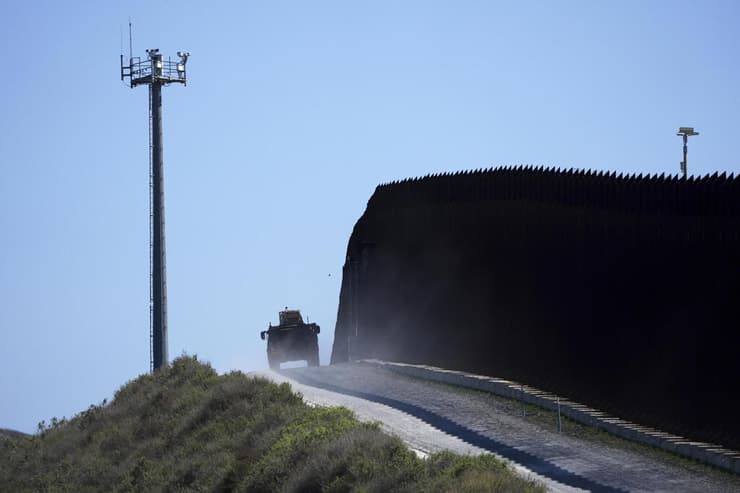 חיילים אמריקנים צבא ארה"ב ב גדר גבול עם מקסיקו באזור סן דייגו 21 במרץ מאבק נגד מהגרים הגירה מסתננים