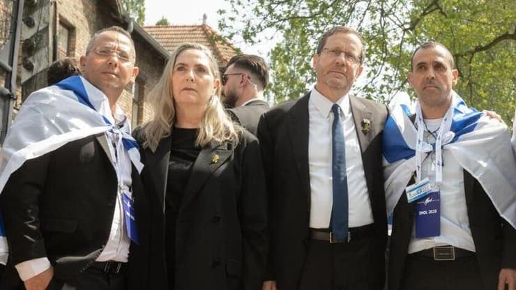 אלי שרעבי, שורד השבי,והנשיא יצחק הרצוג במצעד החיים בפולין