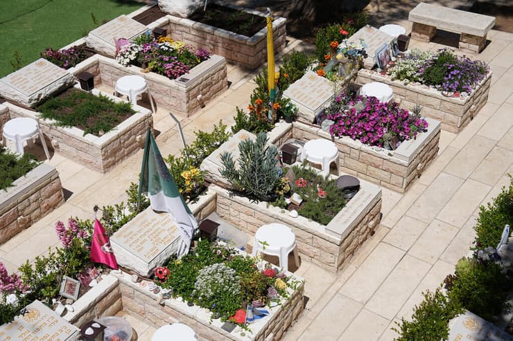 באמברגו 25.04 06:00 קברי חללים בהר הרצל