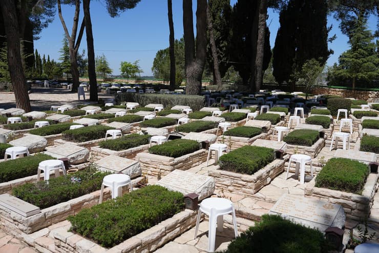 באמברגו 25.04 06:00 קברי חללים בהר הרצל