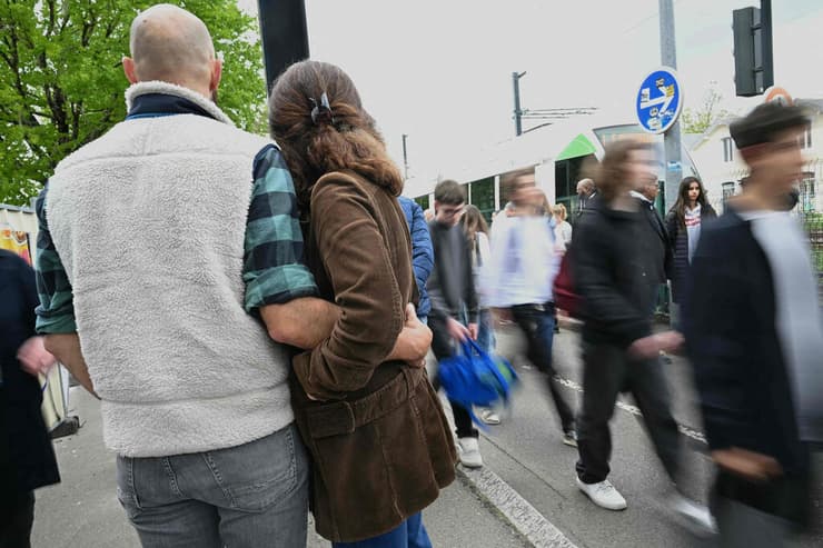 צרפת מסע דקירות בית ספר נערה נרצחה