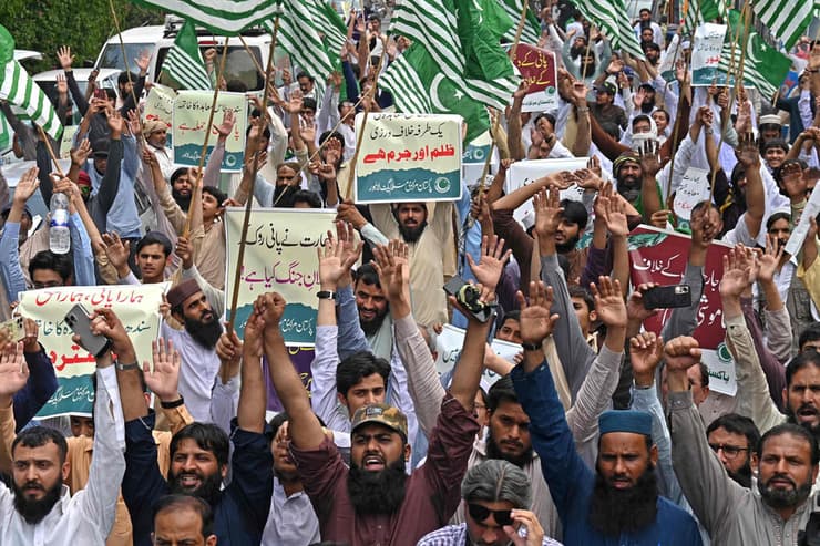 פעילים איסלאמים מפגינים נגד הודו בעיר לאהור פקיסטן