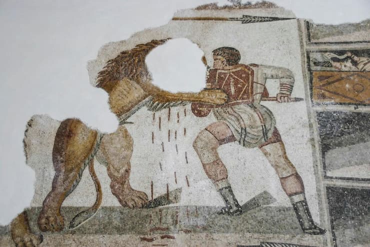 פסיפס רומי שמציג קרב בין גלדיאטור לאריה