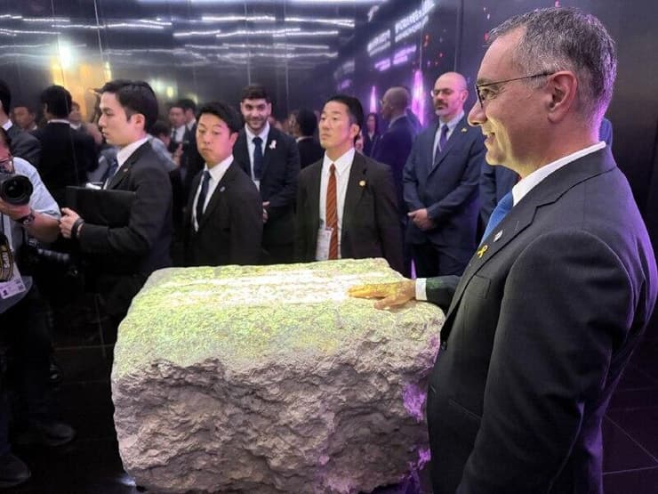 שגריר ישראל ביפן ליד האבן העתיקה