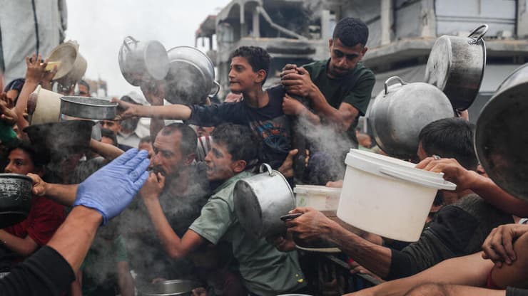 יש מחסור באוכל - והתושבים זועמים. פלסטינים בתור לאוכל בחודש שעבר (צילום: REUTERS/Mahmoud Issa) בית לאהיא