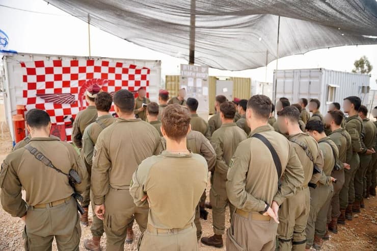 לוחמים עומדים בצפירה ליום השואה