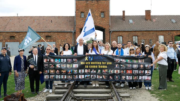 המשלחת עם תמונות החטופים במצעד החיים (צילום: זיו קורן) מצעד החיים