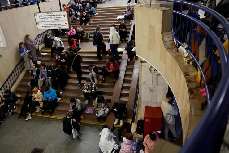 תושבים ב קייב בירת אוקראינה מסתתרים מתקפה של רוסיה 