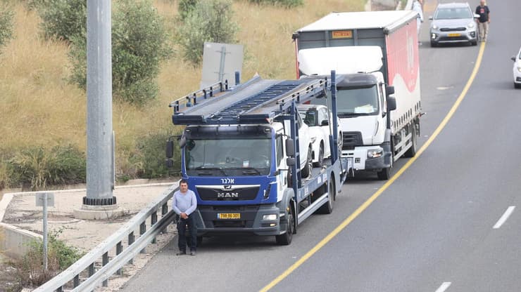 אזרחים עוצרים את הרכבים ועומדים בזמן צפירת יום השואה