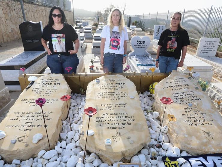 נטלי, אימא של נדב: "הבנים שלנו חיו 'על מאה' – עד שנרצחו באכזריות". האימהות בבית העלמין בבית אריה (צילום: שאול גולן) גל דנגורי, אופק רביע, נדב ברטל