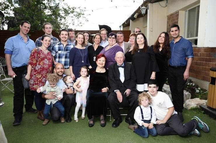 יהודית ירושלמי טריס (יושבת במרכז) עם משפחתה הענפה (צילום: באדיבות המשפחה) יהודית ירושלמי טריס (יושבת במרכז) עם משפחתה הענפה